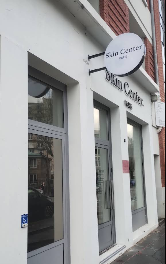 Enseigne et entrée de Skin Center Paris dans le 16e arrondissement
